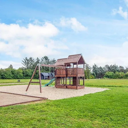 10 Person In Ansager-by Traum