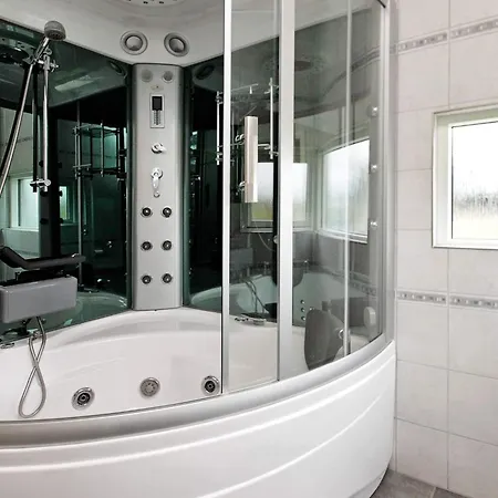 10 Person In Ansager-by Traum Ansager