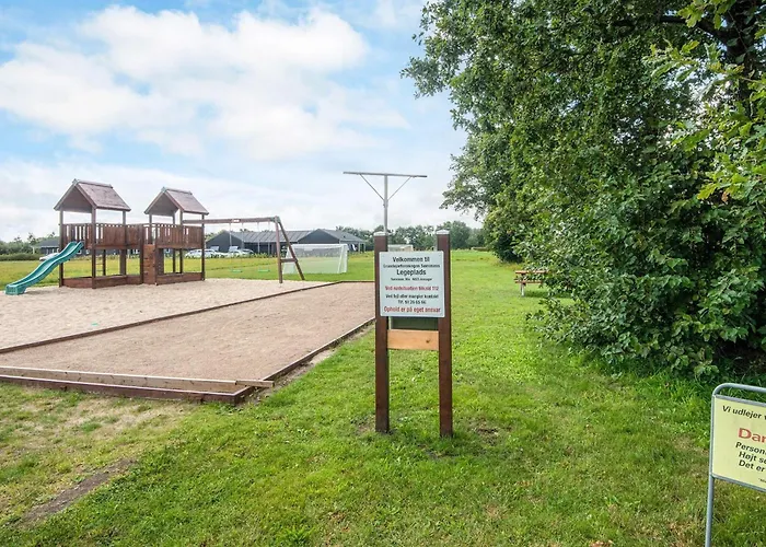 10 Person In Ansager-by Traum